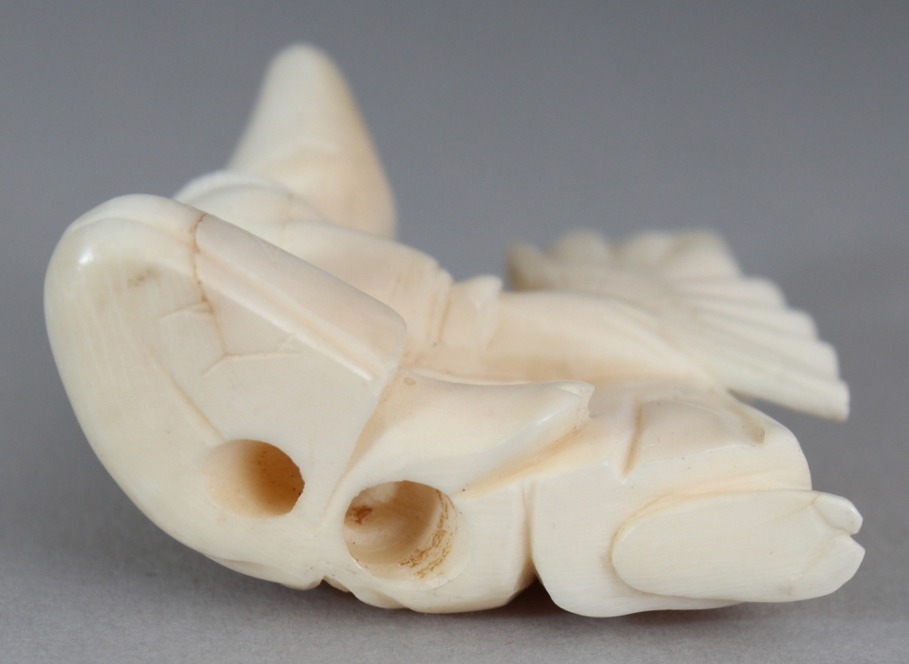 AN EARLY 20TH CENTURY JAPANESE IVORY NETSUKE OF A SEATED FOX, unsigned, the fox holding a fan, 1. - Image 6 of 6