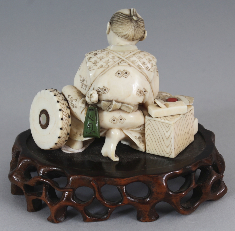 A GOOD SIGNED JAPANESE MEIJI PERIOD INLAID IVORY OKIMONO OF A DRUM SELLER, together with a fixed - Image 3 of 8