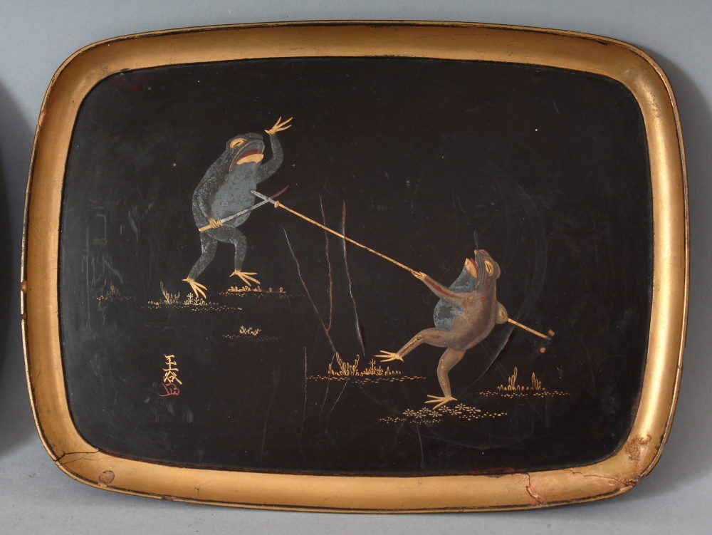 A PAIR OF SIGNED JAPANESE MEIJI PERIOD LACQUER DISHES, one decorated with two battling frogs, the - Image 3 of 4