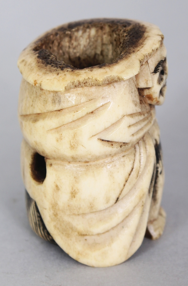 AN EARLY 20TH CENTURY JAPANESE BONE IVORY NETSUKE OF DARUMA, unsigned, the Buddhist monk seated, 1. - Image 2 of 6