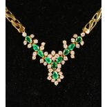 AN IMPRESSIVE 18CT GOLD, EMERALD AND DIAMOND NECKLACE.