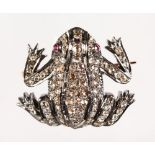A LOVELY GOLD AND DIAMOND FROG BROOCH.