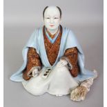 A GOOD QUALITY EARLY 20TH CENTURY JAPANESE PORCELAIN FIGURE OF A KNEELING SAMURAI, the base