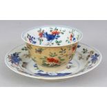 A GOOD QUALITY CHINESE KANGXI PERIOD FAMILLE VERTE & CAFE-AU-LAIT PORCELAIN TEABOWL & SAUCER,