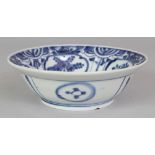 AN 18TH CENTURY JAPANESE ARITA KRAAK STYLE BLUE & WHITE PORCELAIN BOWL, painted to its interior