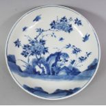 A GOOD QUALITY CHINESE KANGXI PERIOD BLUE & WHITE PORCELAIN SAUCER DISH, circa 1700, the interior