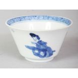 A FINE QUALITY CHINESE KANGXI PERIOD BLUE & WHITE PORCELAIN TEABOWL, circa 1700, painted with a