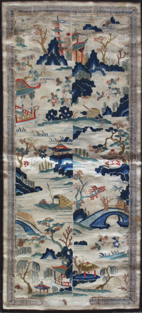 TWO EARLY 20TH CENTURY CHINESE EMBROIDERED SILK PANELS, each containing two sleeve panels within a - Bild 2 aus 4