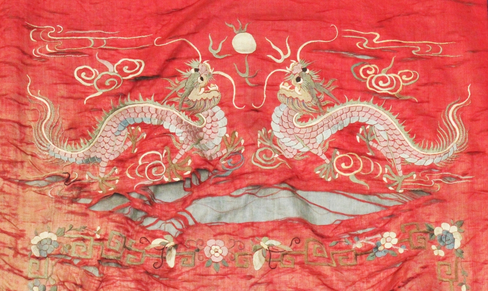 A 19TH CENTURY CHINESE RED GROUND EMBROIDERED SILK WALL HANGING, decorated with the Immortal Lan - Bild 3 aus 4