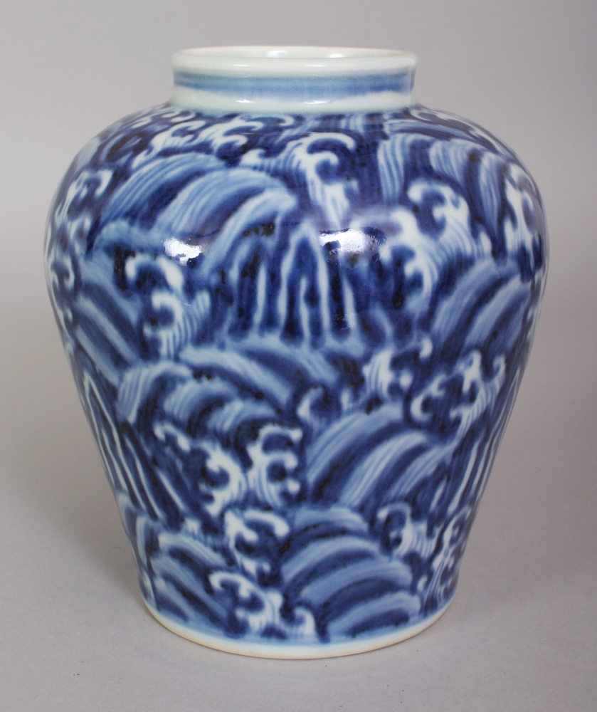 A CHINESE MING STYLE BLUE & WHITE PORCELAIN JAR, decorated with an overall design of crashing - Image 2 of 7