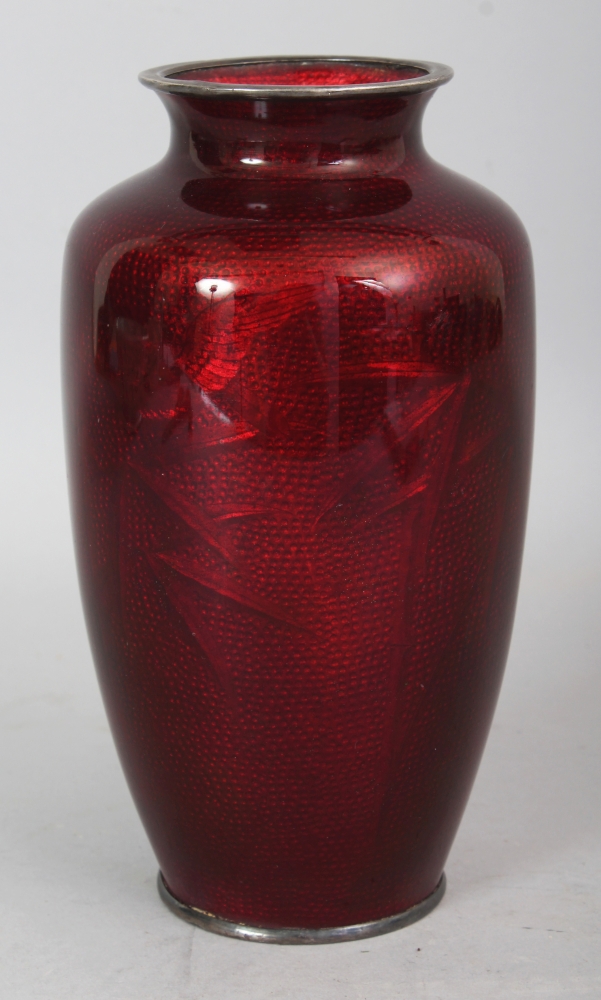 AN EARLY 20TH CENTURY JAPANESE RED GROUND GIN BARI VASE, decorated in foil beneath the enamel with - Image 2 of 5