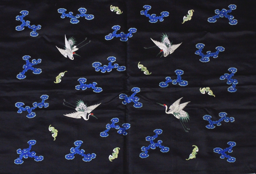 A FINE QUALITY 19TH CENTURY CHINESE BLACK GROUND EMBROIDERED SILK TABLE HANGING, the main area and - Bild 3 aus 6