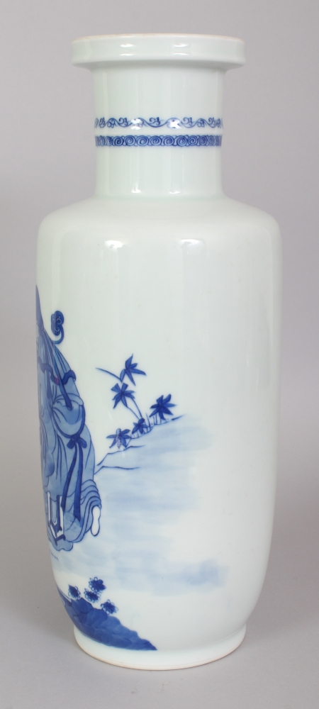 A GOOD QUALITY 19TH CENTURY CHINESE GUANGXU PERIOD BLUE & WHITE PORCELAIN ROULEAU VASE, painted with - Image 4 of 8