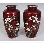 A MIRROR PAIR OF EARLY 20TH CENTURY JAPANESE RED GROUND GIN BARI & CLOISONNE VASES, with chrome
