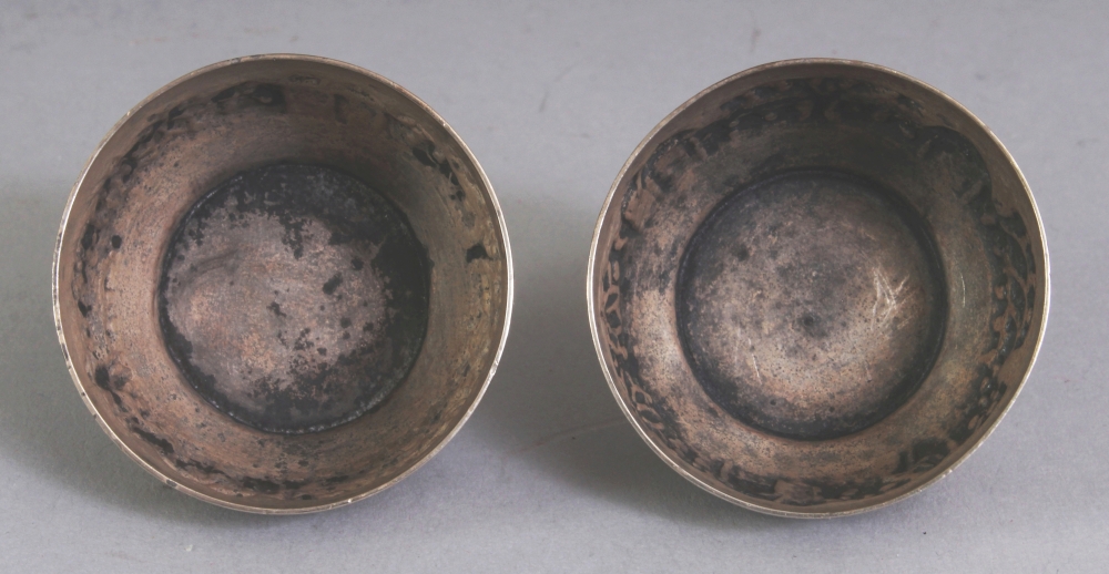 A PAIR OF EARLY/MID 20TH CENTURY INDIAN SILVER-METAL SALTS, weighing approx. 52gm, the sides of each - Image 4 of 6