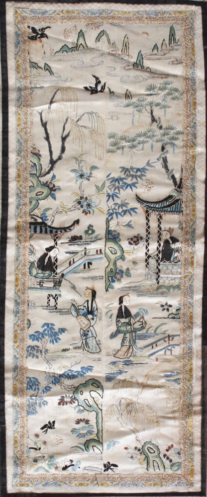 TWO EARLY 20TH CENTURY CHINESE EMBROIDERED SILK PANELS, each containing two sleeve panels within a - Bild 3 aus 4