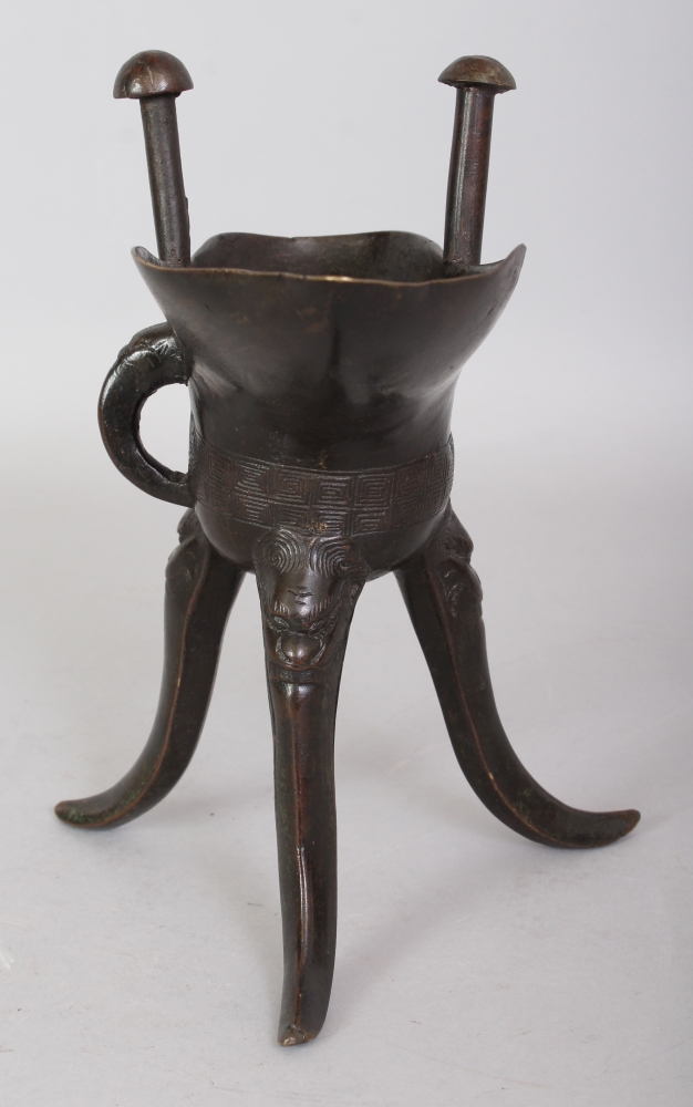 A GOOD CHINESE MING DYNASTY BRONZE JUE TRIPOD CENSER, weighing 810gm, the curved triangular- - Image 2 of 9