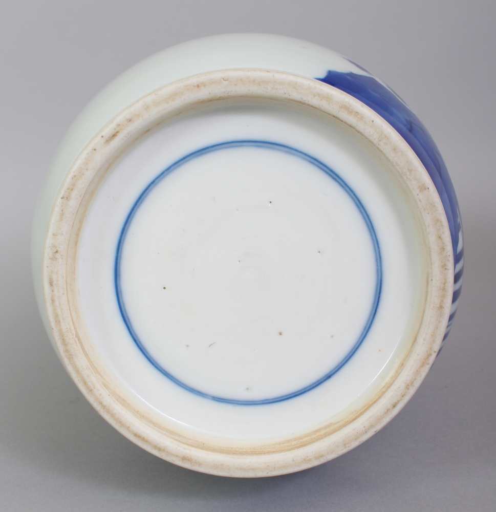A GOOD QUALITY 19TH CENTURY CHINESE GUANGXU PERIOD BLUE & WHITE PORCELAIN ROULEAU VASE, painted with - Image 7 of 8