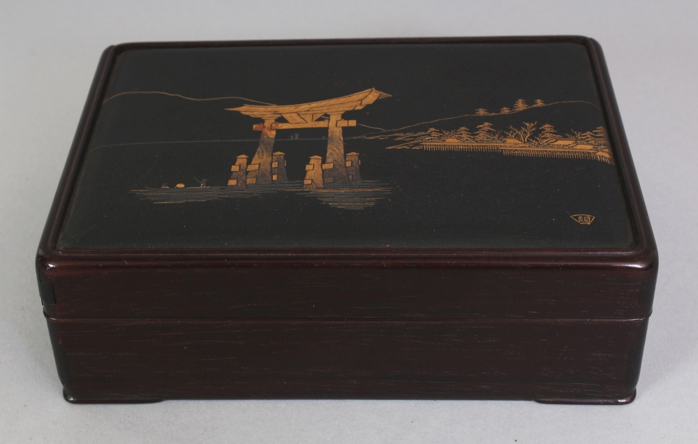 A GOOD QUALITY EARLY 20TH CENTURY JAPANESE KOMAI STYLE RECTANGULAR WOOD BOX, the cover inset with