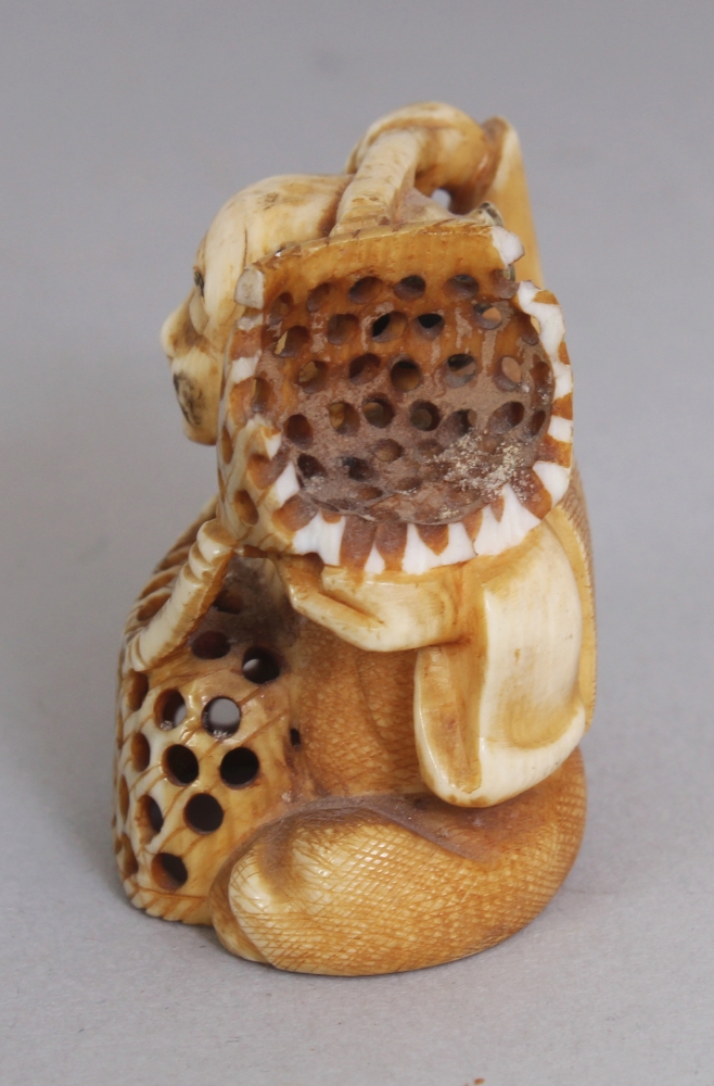 A SIGNED JAPANESE MEIJI PERIOD IVORY NETSUKE OF A SEATED BASKET SELLER, the base with an engraved - Image 4 of 6