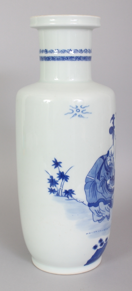 A GOOD QUALITY 19TH CENTURY CHINESE GUANGXU PERIOD BLUE & WHITE PORCELAIN ROULEAU VASE, painted with - Image 2 of 8