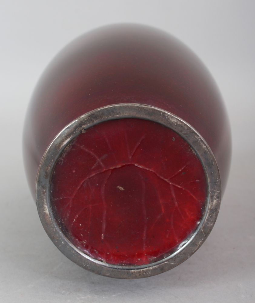 AN EARLY 20TH CENTURY JAPANESE RED GROUND GIN BARI VASE, decorated in foil beneath the enamel with - Image 5 of 5