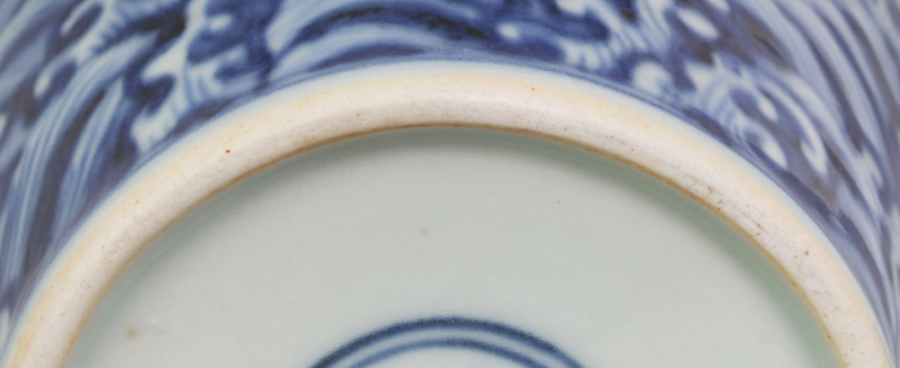 A CHINESE MING STYLE BLUE & WHITE PORCELAIN JAR, decorated with an overall design of crashing - Image 7 of 7