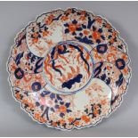 A JAPANESE IMARI MEIJI PERIOD PORCELAIN DISH, circa 1900, with a cloud shaped rim, 12.2in diameter.