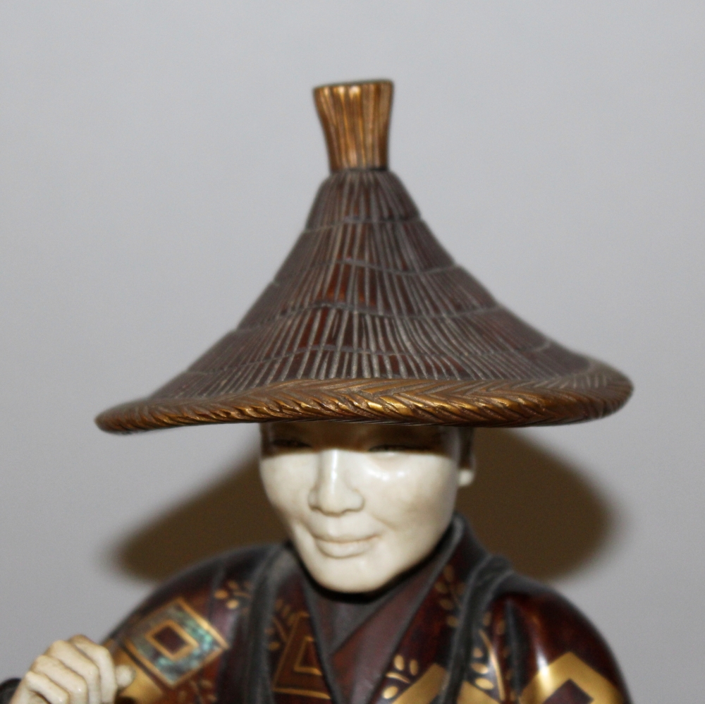 A GOOD SIGNED JAPANESE MEIJI/TAISHO PERIOD LACQUERED WOOD & IVORY SECTIONAL FIGURE OF A FISHERMAN, - Image 3 of 8