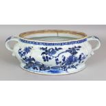 AN 18TH CENTURY CHINESE QIANLONG PERIOD BLUE & WHITE PORCELAIN TUREEN BASE, the ribbed sides of