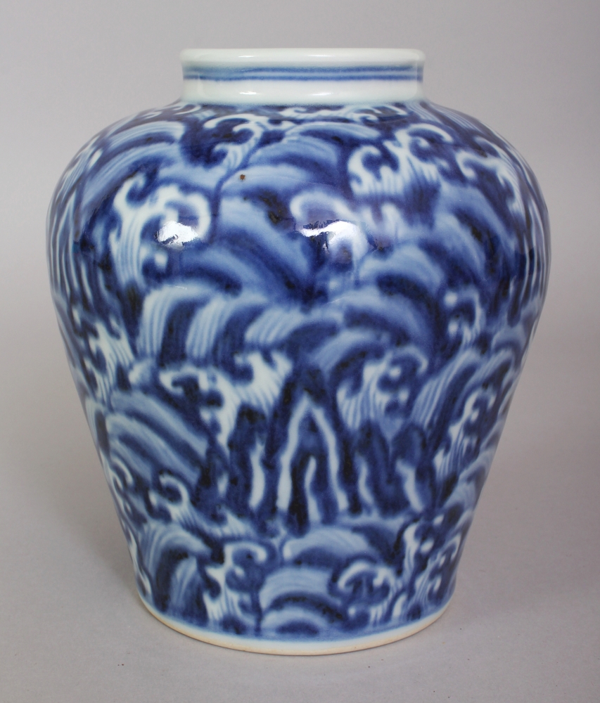 A CHINESE MING STYLE BLUE & WHITE PORCELAIN JAR, decorated with an overall design of crashing