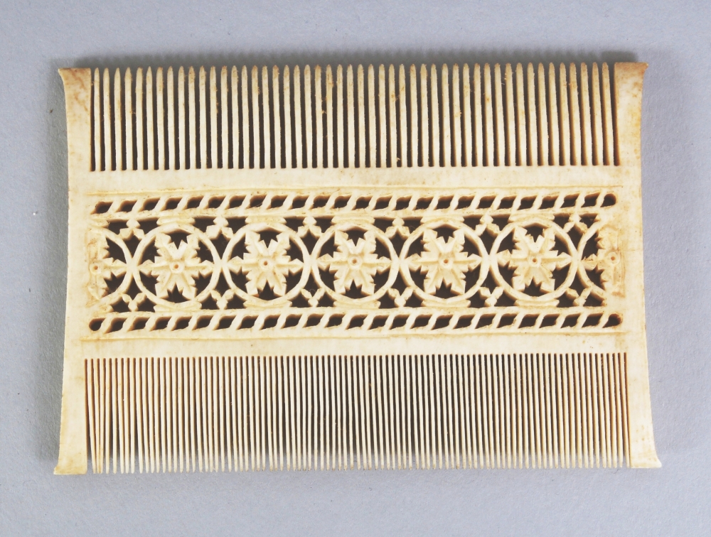 A GOOD QUALITY EARLY 20TH CENTURY EASTERN IVORY COMB, with pierced floral decoration, 3.25in wide - Image 3 of 3