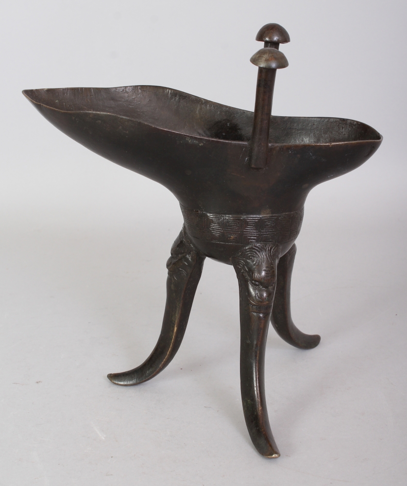 A GOOD CHINESE MING DYNASTY BRONZE JUE TRIPOD CENSER, weighing 810gm, the curved triangular- - Image 3 of 9