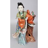 A GOOD QUALITY EARLY/MID 20TH CENTURY CHINESE FAMILLE ROSE PORCELAIN FIGURE OF A ROBED LADY, leaning