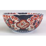 AN EARLY 20TH CENTURY JAPANESE IMARI PORCELAIN BOWL, the sides fluted, the base with a ribbed