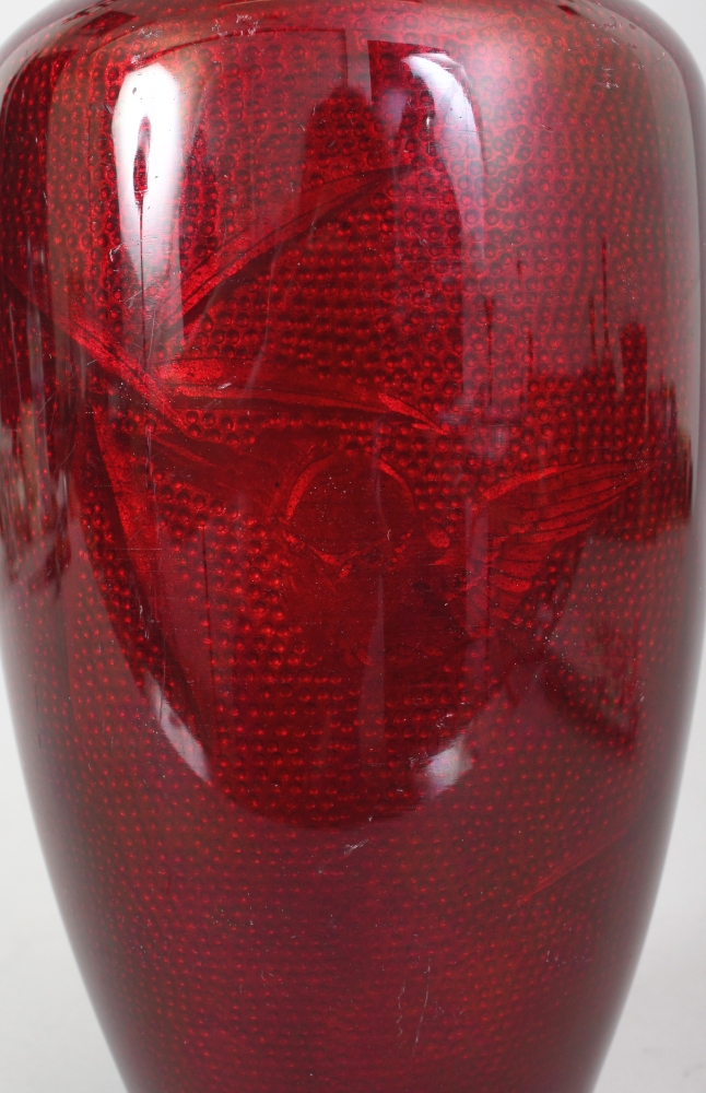 AN EARLY 20TH CENTURY JAPANESE RED GROUND GIN BARI VASE, decorated in foil beneath the enamel with - Image 3 of 5