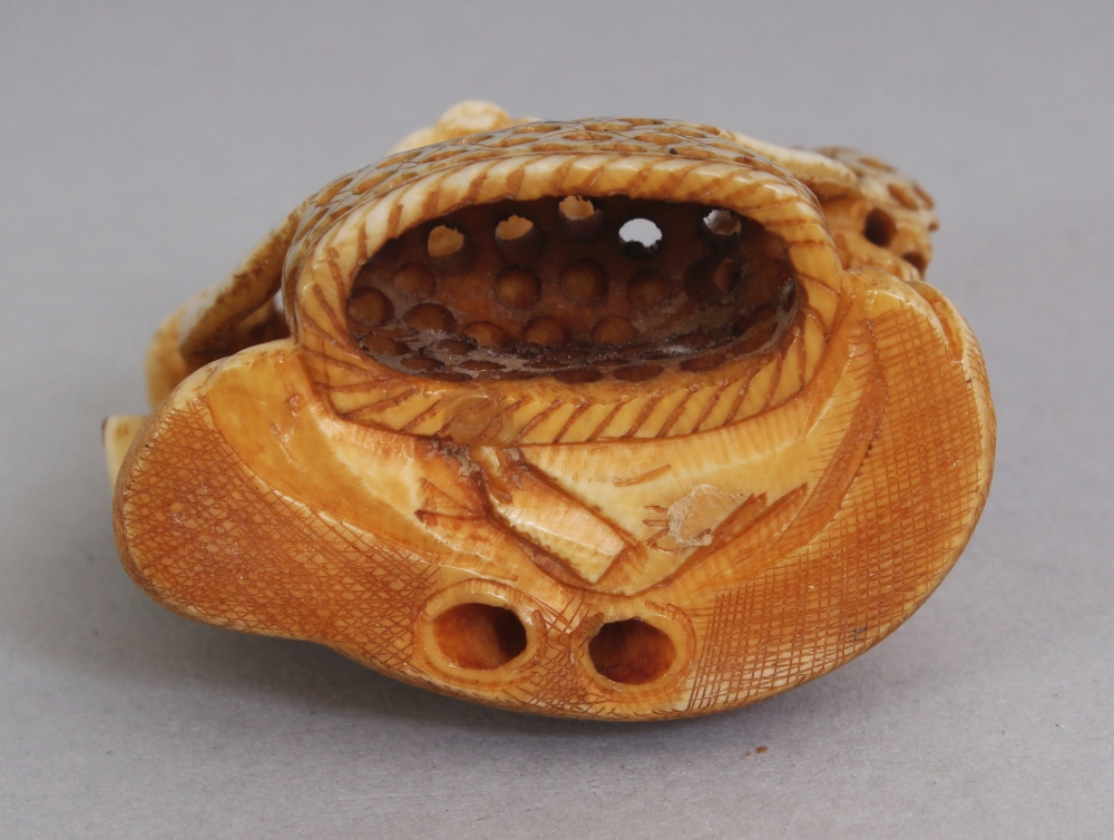 A SIGNED JAPANESE MEIJI PERIOD IVORY NETSUKE OF A SEATED BASKET SELLER, the base with an engraved - Image 5 of 6