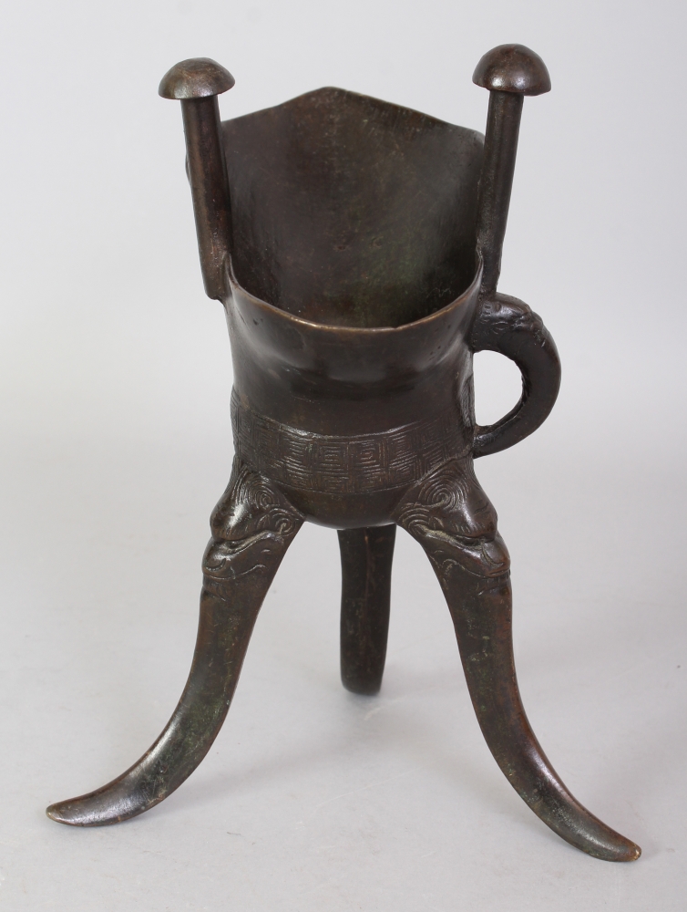 A GOOD CHINESE MING DYNASTY BRONZE JUE TRIPOD CENSER, weighing 810gm, the curved triangular- - Image 4 of 9