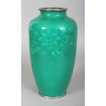 A SIMILAR EARLY 20TH CENTURY JAPANESE ANDO TYPE MUSEN WIRELESS CLOISONNE GREEN ENAMEL VASE, with