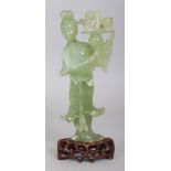 A 20TH CENTURY CHINESE CELADON GREEN BOWENITE CARVING OF A STANDING LADY, together with a fitted