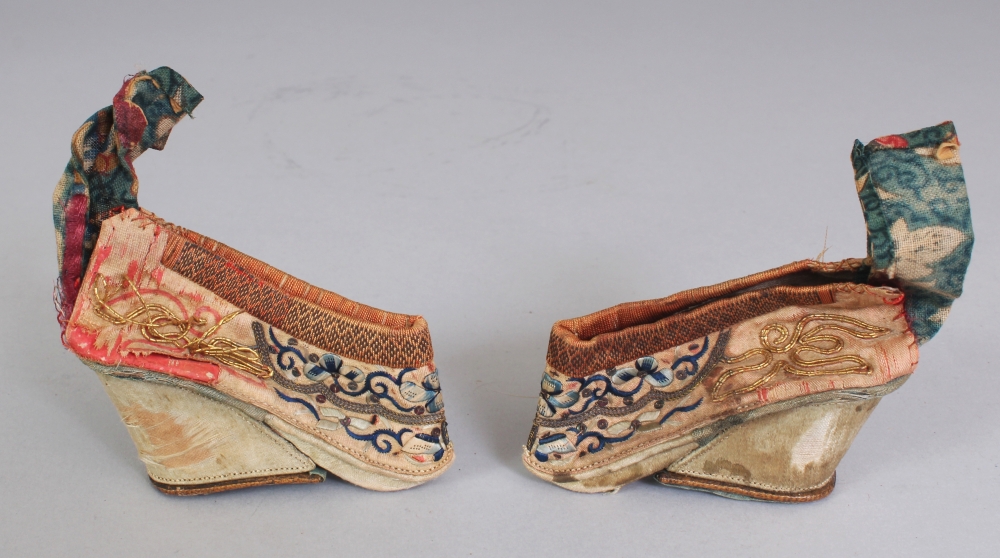 TWO PAIRS OF 19TH/20TH CENTURY CHINESE EMBROIDERED SILK MINIATURE SHOES, together with a wood box, - Bild 4 aus 8