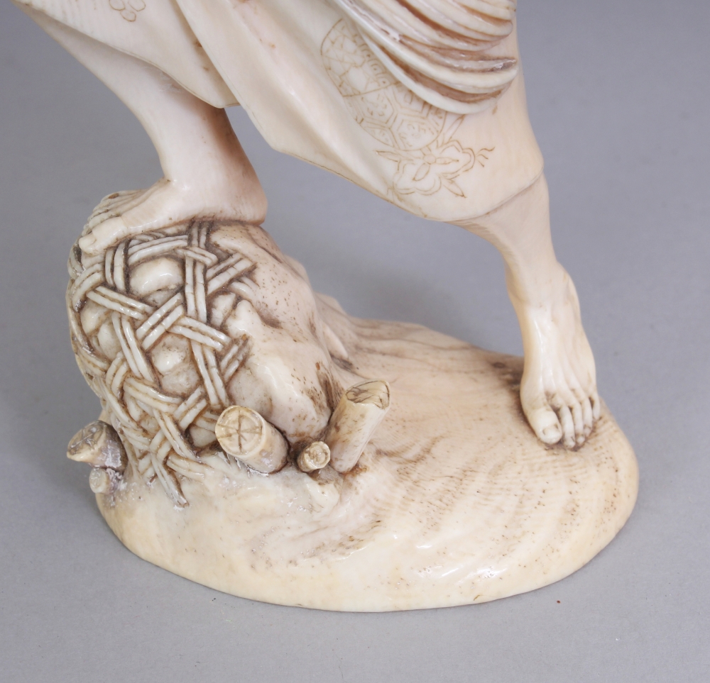 A GOOD QUALITY SIGNED JAPANESE MEIJI PERIOD IVORY OKIMONO OF AN ARTISAN, standing on rockwork and - Image 6 of 8