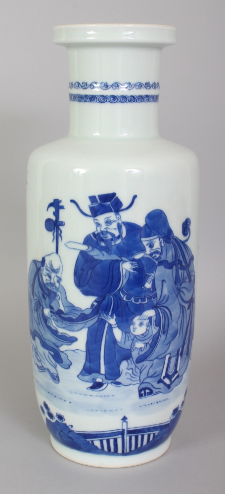 A GOOD QUALITY 19TH CENTURY CHINESE GUANGXU PERIOD BLUE & WHITE PORCELAIN ROULEAU VASE, painted with