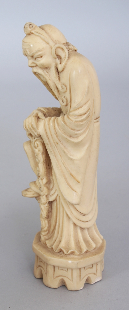 A CHINESE IVORY-STYLE FIGURE OF THE IMMORTAL LI TIEGUAI, leaning forward on his crutch, 5.25in - Image 4 of 7