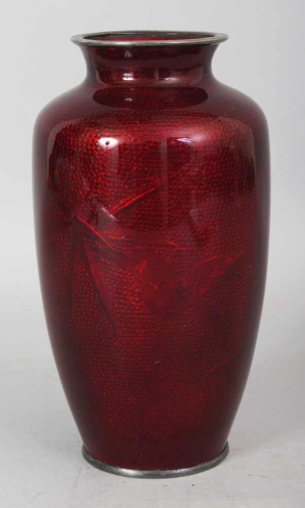 AN EARLY 20TH CENTURY JAPANESE RED GROUND GIN BARI VASE, decorated in foil beneath the enamel with