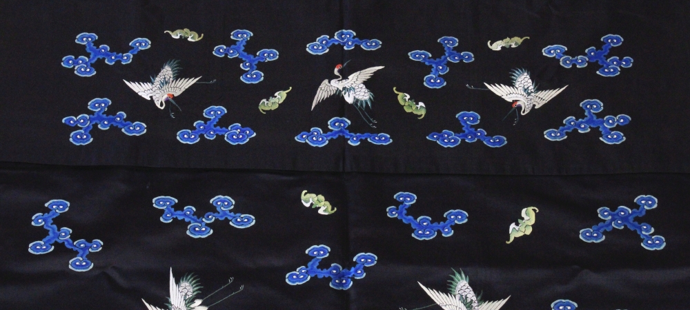 A FINE QUALITY 19TH CENTURY CHINESE BLACK GROUND EMBROIDERED SILK TABLE HANGING, the main area and - Bild 4 aus 6