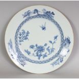 AN 18TH CENTURY CHINESE QIANLONG PERIOD BLUE & WHITE PORCELAIN PLATE, painted to its centre with a