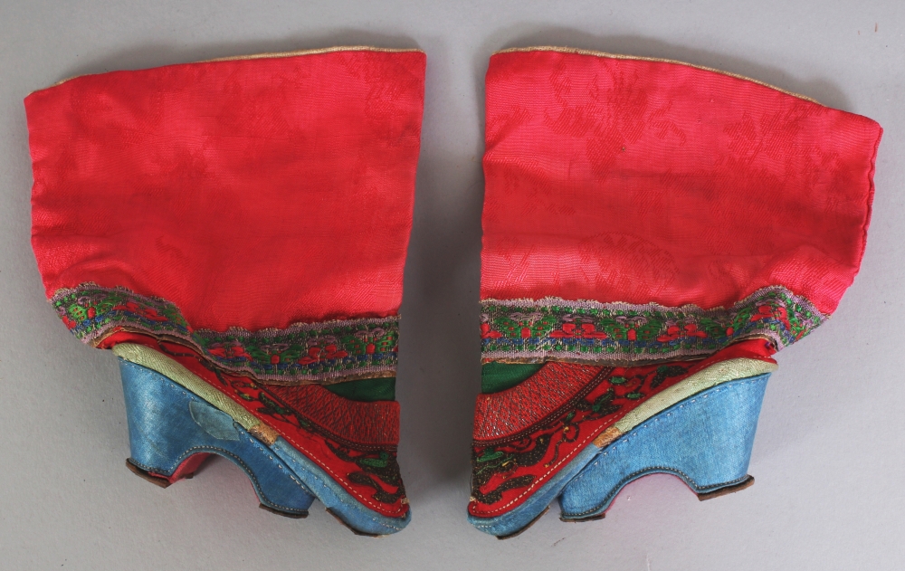 TWO PAIRS OF 19TH/20TH CENTURY CHINESE EMBROIDERED SILK MINIATURE SHOES, together with a wood box, - Bild 6 aus 8