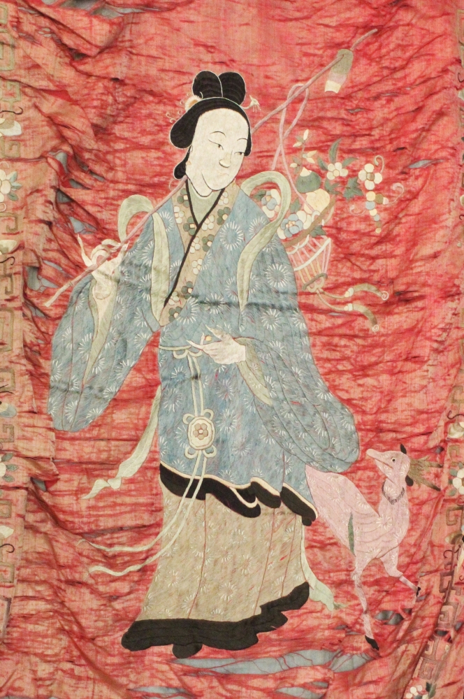 A 19TH CENTURY CHINESE RED GROUND EMBROIDERED SILK WALL HANGING, decorated with the Immortal Lan - Bild 2 aus 4