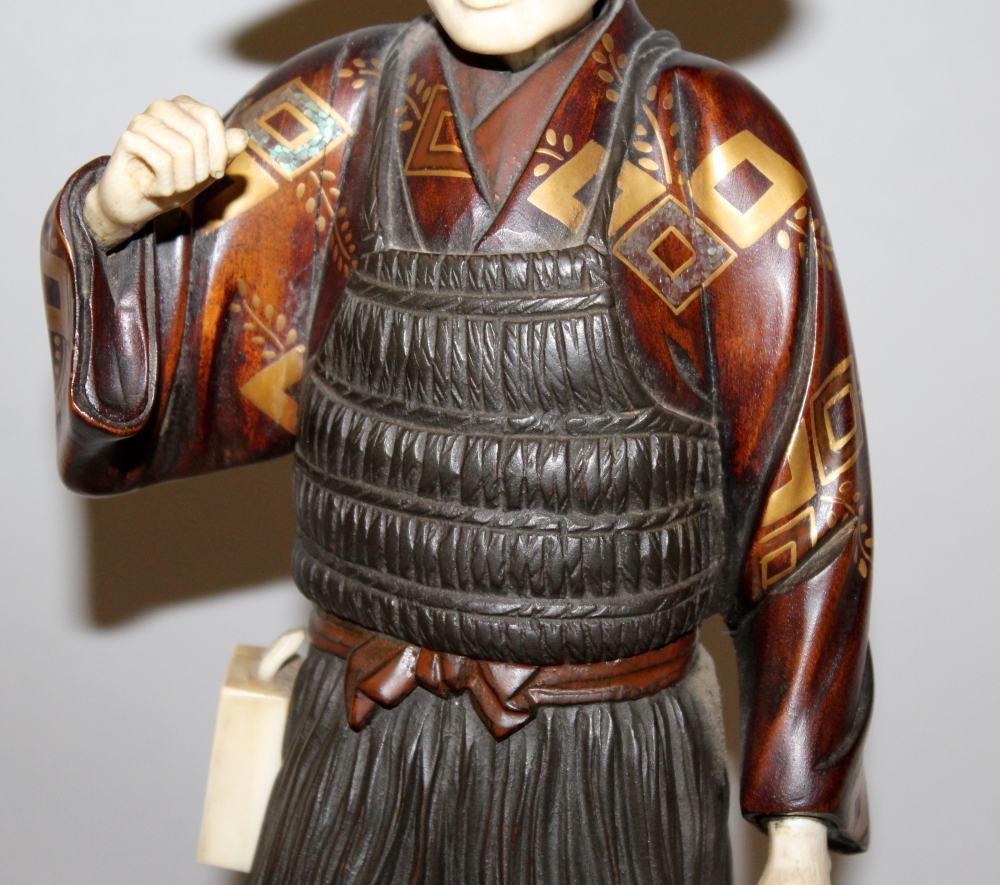 A GOOD SIGNED JAPANESE MEIJI/TAISHO PERIOD LACQUERED WOOD & IVORY SECTIONAL FIGURE OF A FISHERMAN, - Image 4 of 8